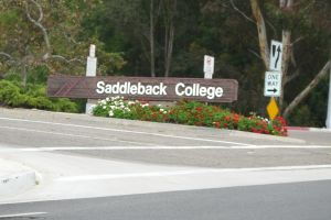 Einfahrt zum Saddleback College - wo Rusty 1991 Sprache studierte
