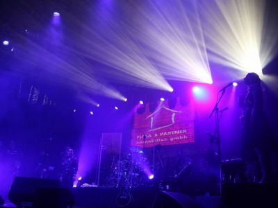Rusty in Concert mit Sponsorlogo