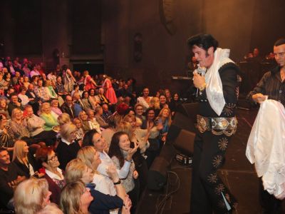 Rusty singt Love Me Tender und verteilt seine Schals den Frauen