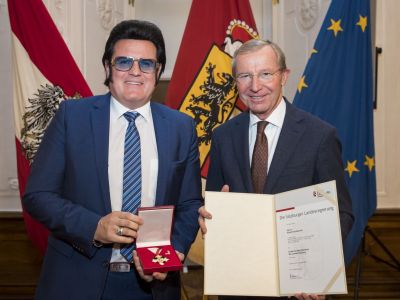 Dr. Wilfried Haslauer - Landeshauptmann Salzburg überreicht Rusty das Große Verdienstzeichen des Landes Salzburg (Copyright Land Salzburg/Neumayr/Leo)