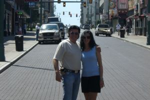 Rusty uns seine Frau Kathy in der beruehmten Beale Street in Memphis