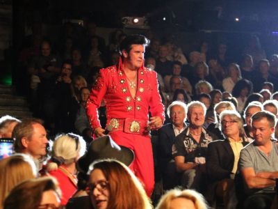 Rusty begrüßt sein treues Publikum persönlich