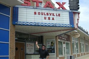 Rusty vor dem STAX Studio in Memphis TN