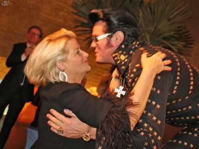 Rusty begrüßt beim Opening von Zarathustra Marlies Muhr - Geburtstagskind