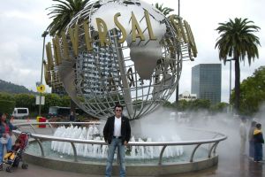Rusty vor dem berühmten Zeichen Universal Studios Hollywood