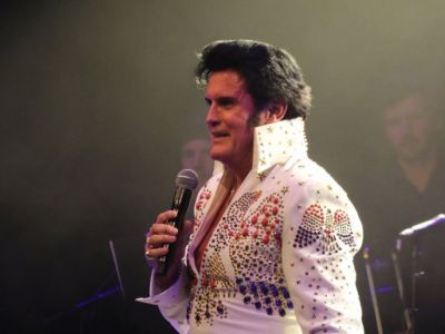 Rusty live on stage mit dem Aloha from Hawaii Suit - The Eagle Suit