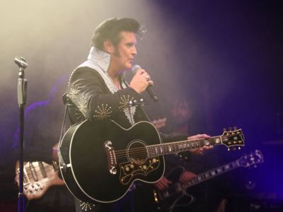 Rusty macht Scherze mit seinem Publikum bevor er I Got A Woman singt