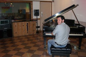 Rusty am berühmten Flügel im RCA Studio B, wo alle Songs von Elvis auf diesem Klavier eingespielt wurden!!!