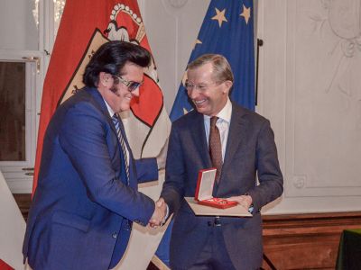 Dr. Wilfried Haslauer - Landeshauptmann Salzburg überreicht Rusty das Große Verdienstzeichen des Landes Salzburg