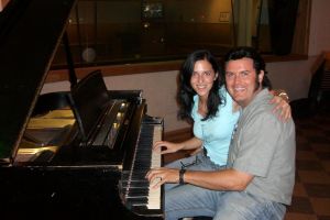 Kathy und ich am Klavier von Elvis Presley im Studio B von RCA in Nashville TN