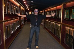 Rusty praesentiert stolz die Hall of Fame in Graceland - seine goldenen Langspielplatten und Singles