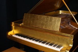 Das vergoldete Klavier was Priscilla Elvis zu Weihnachten einmal geschenkt hat ist in der Hall of Fame ausgestellt - Nashville TN