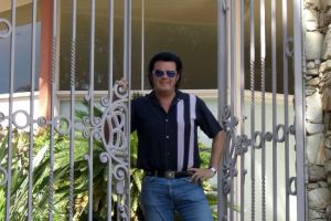Rusty am Eingangstor zum Honeymoon Haus von Elvis Presley  in Palm Springs