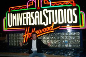 Rusty vor dem berühmten Zeichen Universal Studios Hollywood bei Nacht