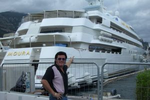 Die größte Yacht in Hafen von Monte Carlo heißt MOURA
