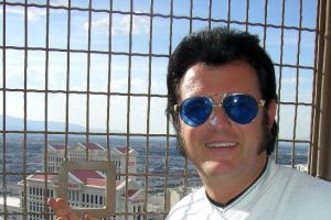 Rusty zeigt das Caesars Palace Hotel vom Paris Eifelturm Las Vegas.jpg