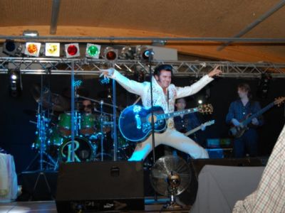 Wie Elvis on Stage