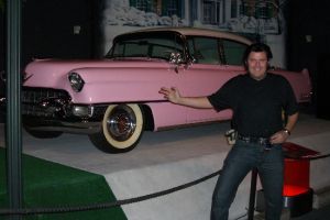 Rusty vor dem beruehmten rosernen Cadillac den Elvis seiner Mutter zum Geburtstag geschenkt hat