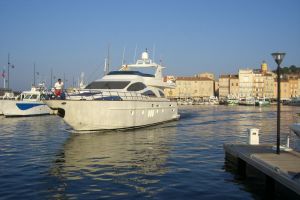 Die KaRu - Privatyacht von Rudolf Quehenberger - verlässt Saint Tropez