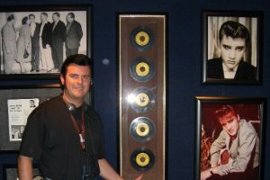Die 5 Singles von Sun Records Studio in Graceland ausgestellt