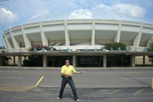 Rusty vor dem Mid South Coliseum in Memphis - wo Elvis 1974 - 3 super Konzerte in seiner Heimat spielte!!!