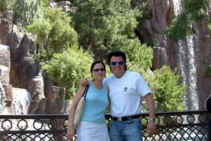 Kathy und ich im Garden of Wynn Hotel in Las Vegas.jpg