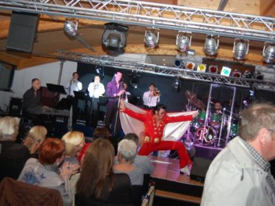 Rusty mit dem Red Burning Love Suit & Cape