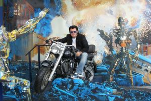 Rusty auf der original Harley Davidson von Arnold Schwarzenegger in den Universal Studios Los Angeles