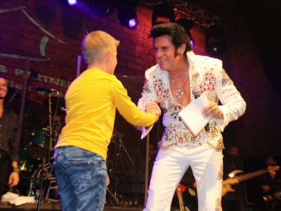 Rusty begrüßt seinen Sohn Rudi auf der Bühne in der Szene