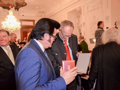 Rusty präsentiert dem Bürgermeister von seiner Heimatgemeinde St. Michael im Lungau Herrn Manfred Sampl das Große Verdienstzeichen