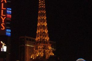 Paris Hotel in Las Vegas mit seinem beruehmten Eifelturm.jpg