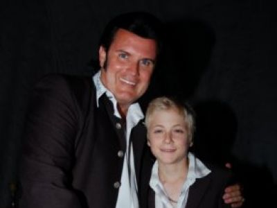 Rusty mit seinem jungen Fan Lukas aus Hallein