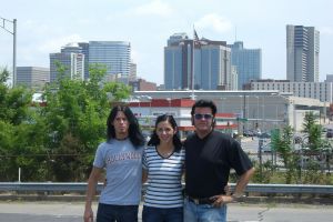 Helmut Kathy und Rusty vor der Skyline Nashville