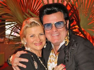 Rusty mit Marlies Muhr vor der Party