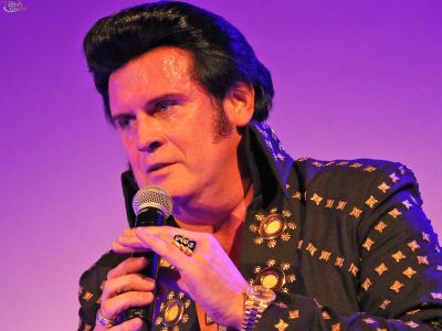 Rusty performt gerade den Song "What Now My Love" und bekam dafür Standing Ovation