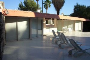 Honeymoon Haus Elvis Presley Palm Springs Hinteransicht im Garten