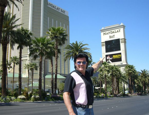 Rusty am Las Vegas Strip vor dem Hotel Mandalay Bay mit seiner Anzeige "Rusty live in Concert" ............Rusty on the Las Vegas Strip in front of the Mandalay Bay Hotel with his ad "Rusty live in Concert"