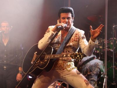 TCB man in Concert