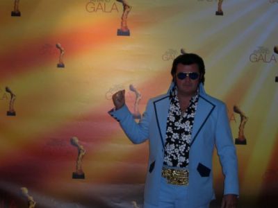 Rusty vor seiner Ansprache mit dem Anzug den Elvis bei der Pressekonferenz im Madison Square Garden 1972 trug