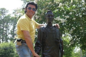 Gedenkmal fuer den kleinen Elvis in Tupelo - Bronzestatue