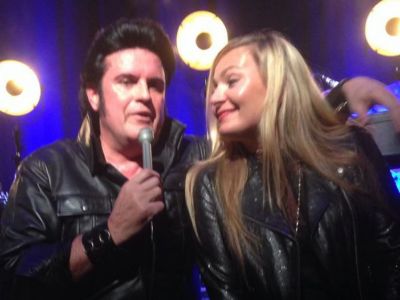 Rusty singt den Song Memories