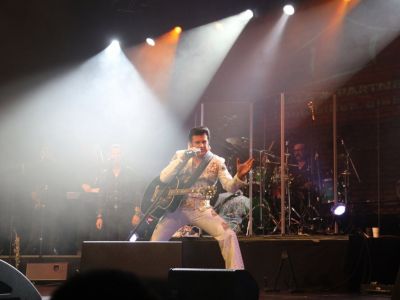 Rusty live on stage mit dem Aloha from Hawaii Suit - The Eagle Suit