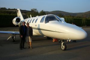 Rusty & Rudolf Quehenberger vor seiner Privatjet in Nizza - dann ab nach Saint Tropez