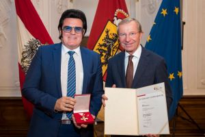 Rusty mit Landeshauptmann Wilfried Haslauer - Rusty bekam das Große Verdienstzeichen des Landes Salzburg
