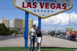 Rusty und Kathy vor der beruehmten Tafel in Las Vegas.jpg