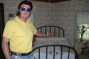Rusty vor dem Geburtsbett von Elvis Presley