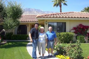 Meine zwei lieben Freunde Rudy & Elvira vor ihrem Haus in Palm Springs