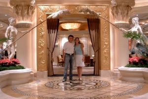 Rusty & Kathy vor dem beruehmten Caesars Palace Hotel in Las Vegas.jpg