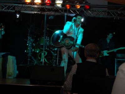 Rusty singt den supe Song Burning Love