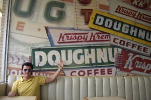 Hier in Memphis bei dem beruehmten Doughnut Laden sass Elvis immer Doughnut essen